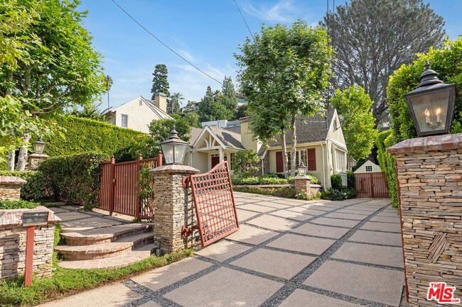 Photo - 1240 N Doheny Dr