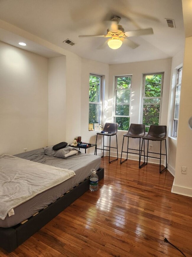 Building Photo - Bright and spacious three bedroom Unit 2