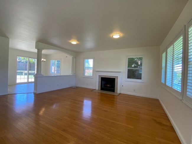 Photo - 4-Bedroom 2.5-Bath Home with Private Yard, Fireplace & Pet-Friendly Living.