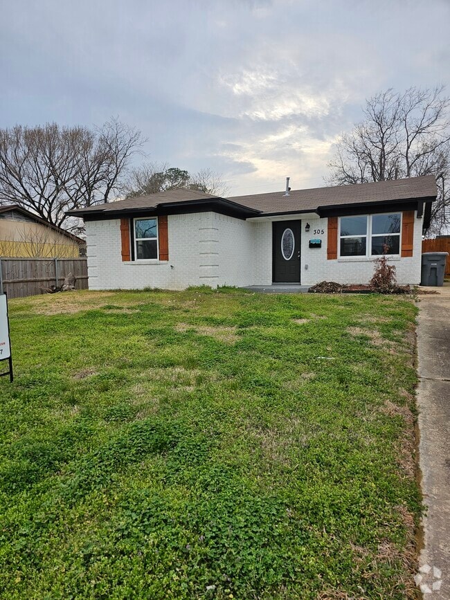 Building Photo - 305 Deepwood St Rental
