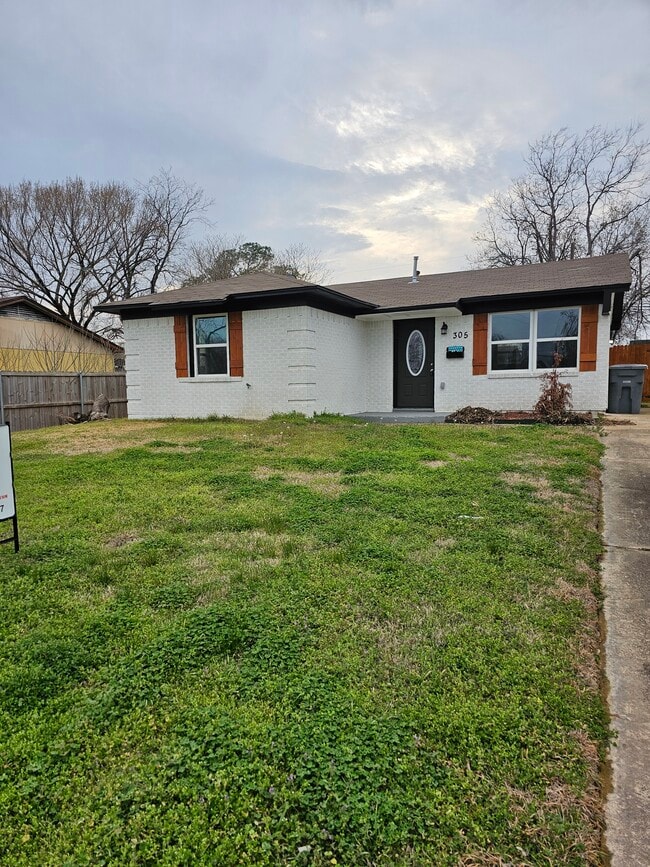 Building Photo - 305 Deepwood St Rental