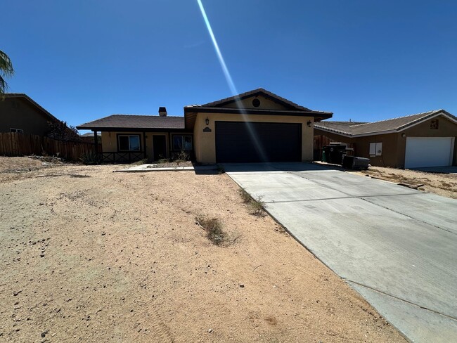 Building Photo - Welcome to this 4 bed 2 bath home!
