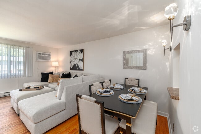 2BR, 1BA - 970SF - Dining Area - Longbranch Park Apartments