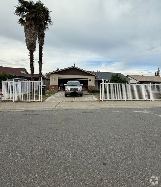 Building Photo - Spacious floor plans 3bedroom, 2bath in a ... Rental