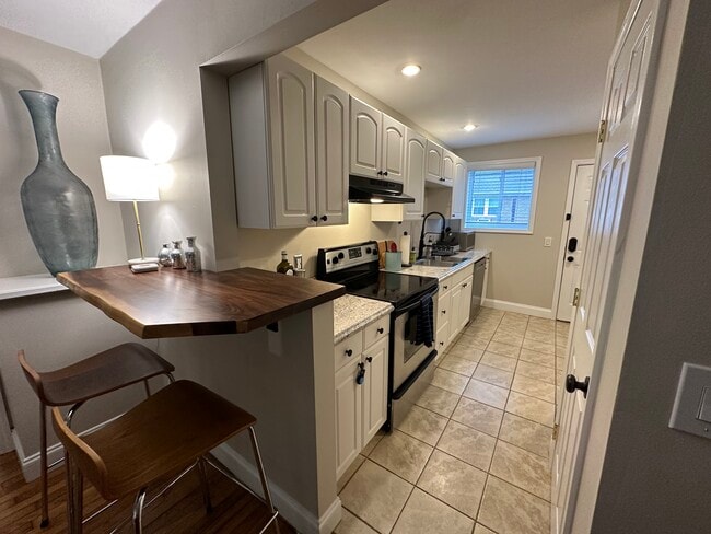 Fully equipped kitchen - 603 Maplewood Ave Unit B