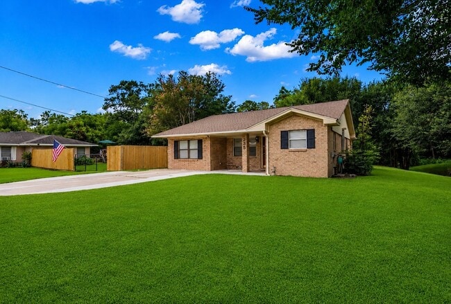 Photo - 235 Live Oak St