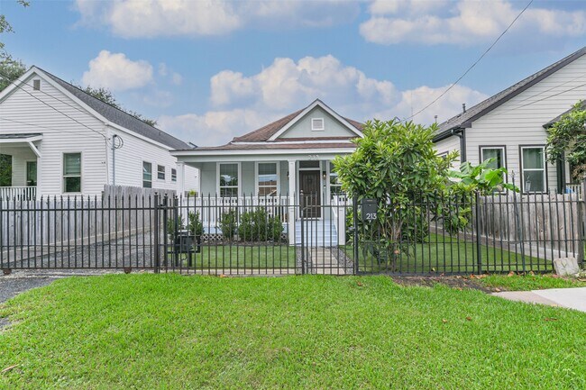 Photo - 213 N Hutcheson St