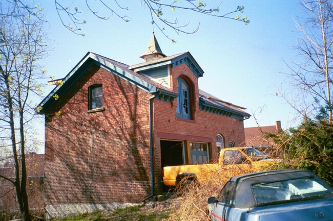 Building Photo - 10 Grand St Unit Carriage house