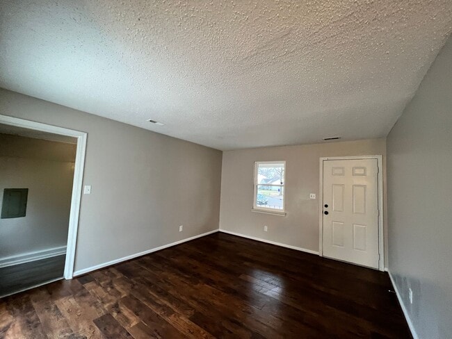 Photo - Four bedroom home in Norfolk - Beautiful Backyard