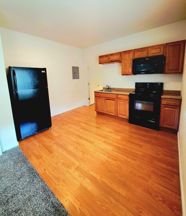 Photo - 101 Center St Apartments