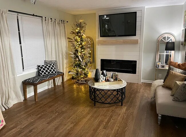 Photo - 8215 Franklin St