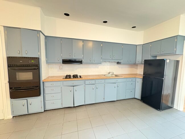 Building Photo - 400 Woodlawn Ave Unit 2