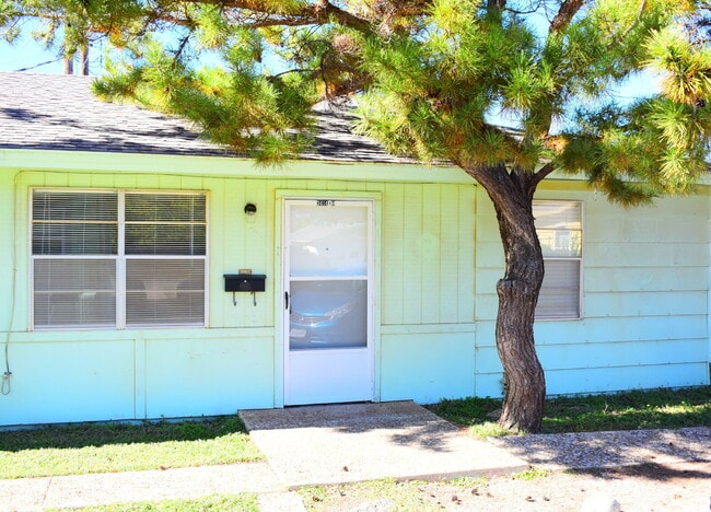 Building Photo - Updated Duplex in a Wonderful Central Loca... Rental