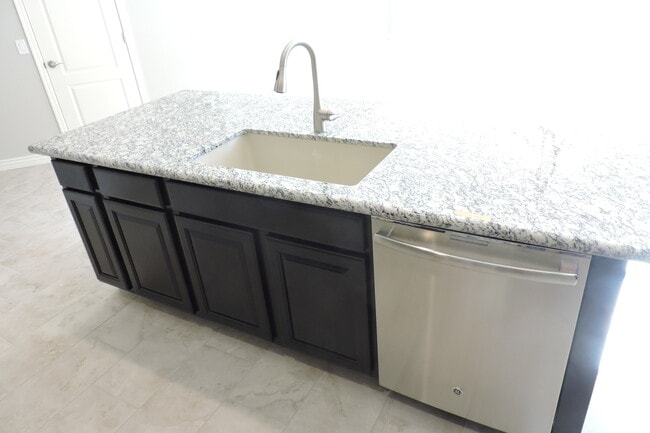 Photo - Newer 4 Bed, 2 Bath in Norterra