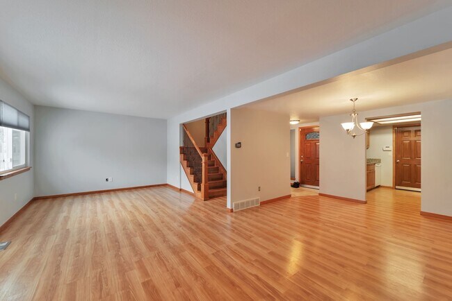 Photo - Fantastic 4 Bed 3.5 Bath in Aurora!