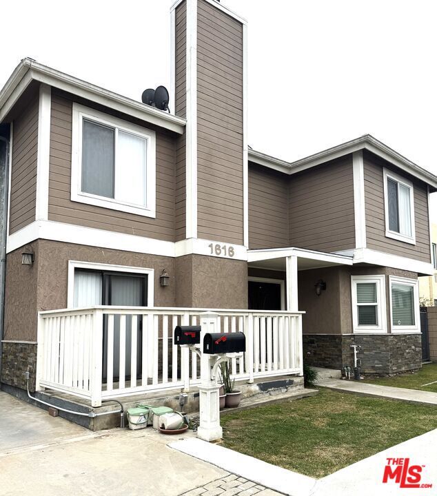 Building Photo - 1616 W 206th St Unit 2