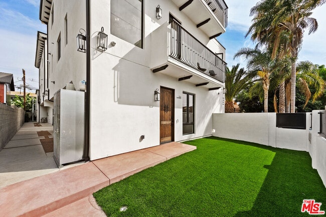 Photo - 2324 S Dunsmuir Ave