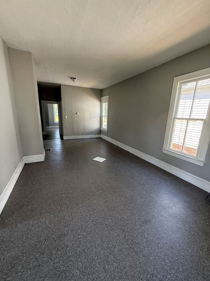 Photo - 917 W King St