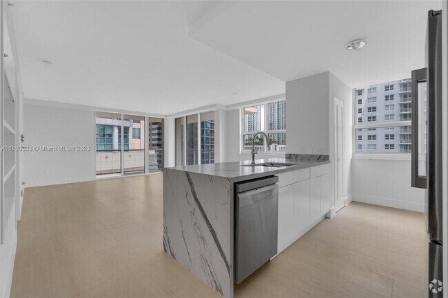 Building Photo - 1155 Brickell Bay Dr Unit 1002 Rental