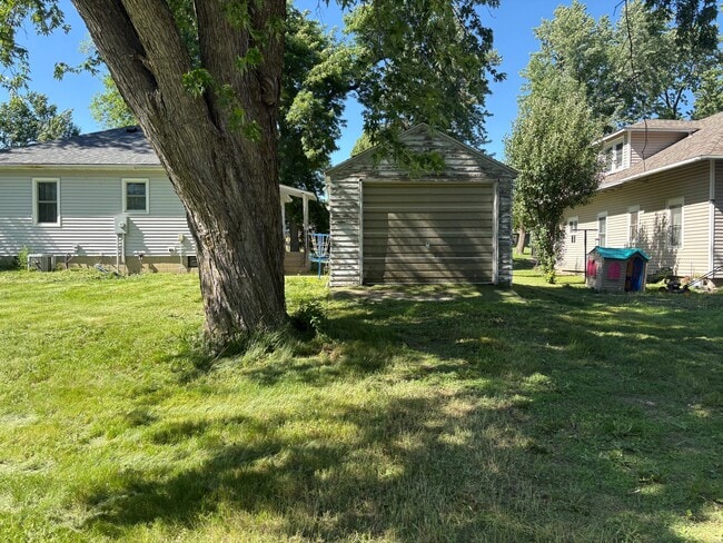 Photo - 107 W Laurel St