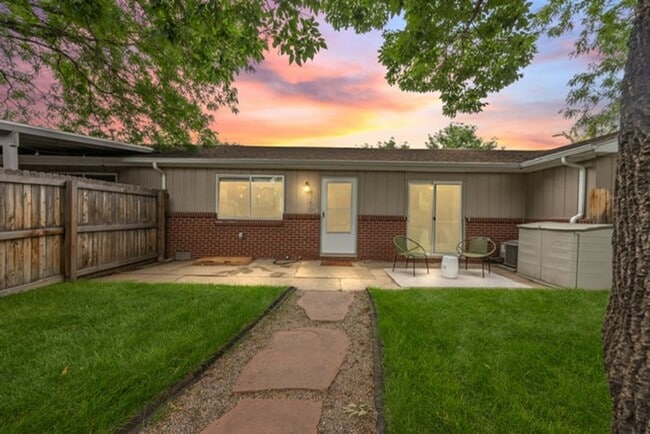 Building Photo - Bright West Highland Home with Modern Finishes!!