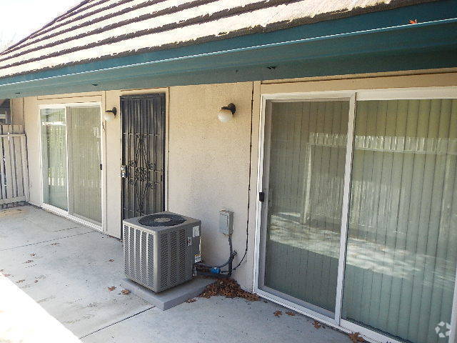 Building Photo - 2 bedroom, 1 bath, Roundtree Court in the ... Rental