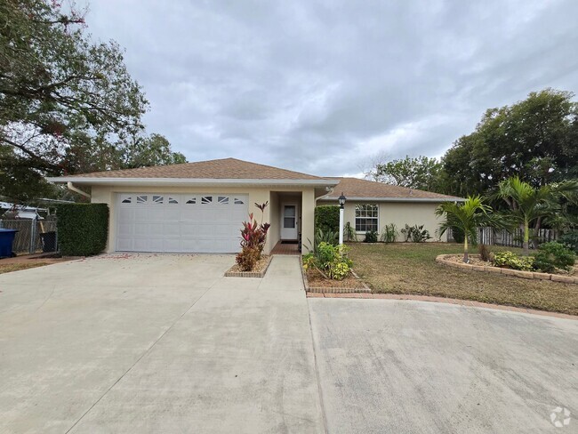 Building Photo - Remodeled 2 bed/ 2 bath/ 2 car garage ~ An... Rental