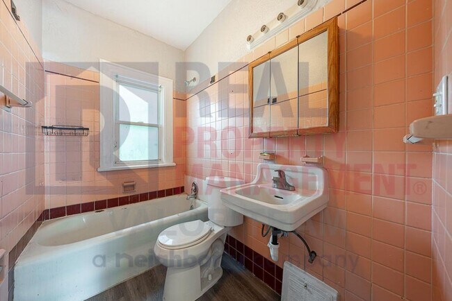 3872 E 112th St Unidad Lower Unit