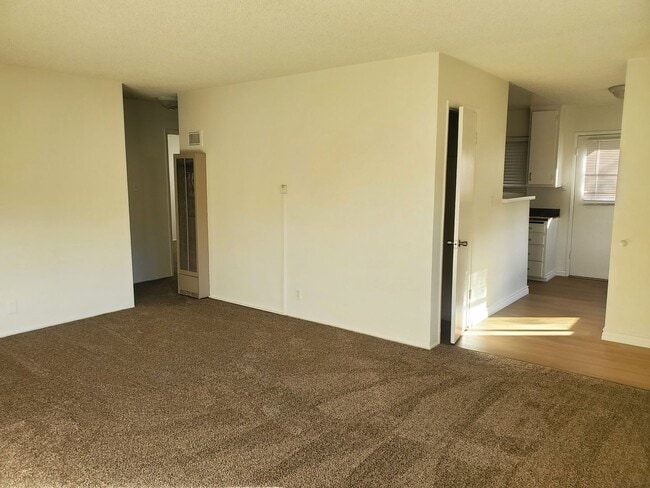 Photo - 416 E Oak St