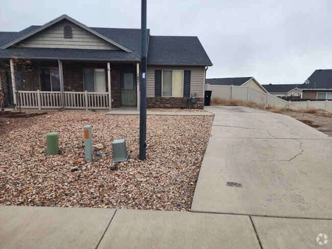 Building Photo - Charming Twinhome