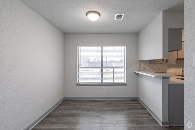 1BR, 1BA - 829 SF
