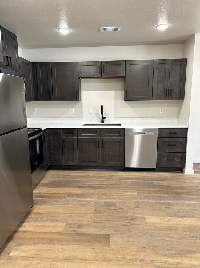 Photo - 705 W 12th St Unit B