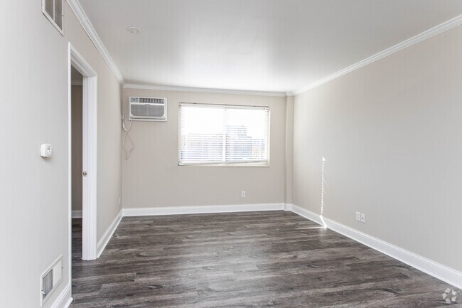 1BR, 1BA - 465-565 SF