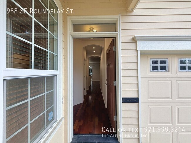 Photo - 958 SE Roundelay St