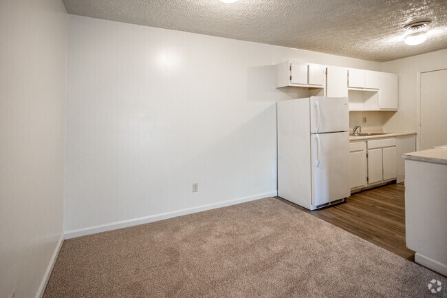 2 BR, 1 BA - 820SF