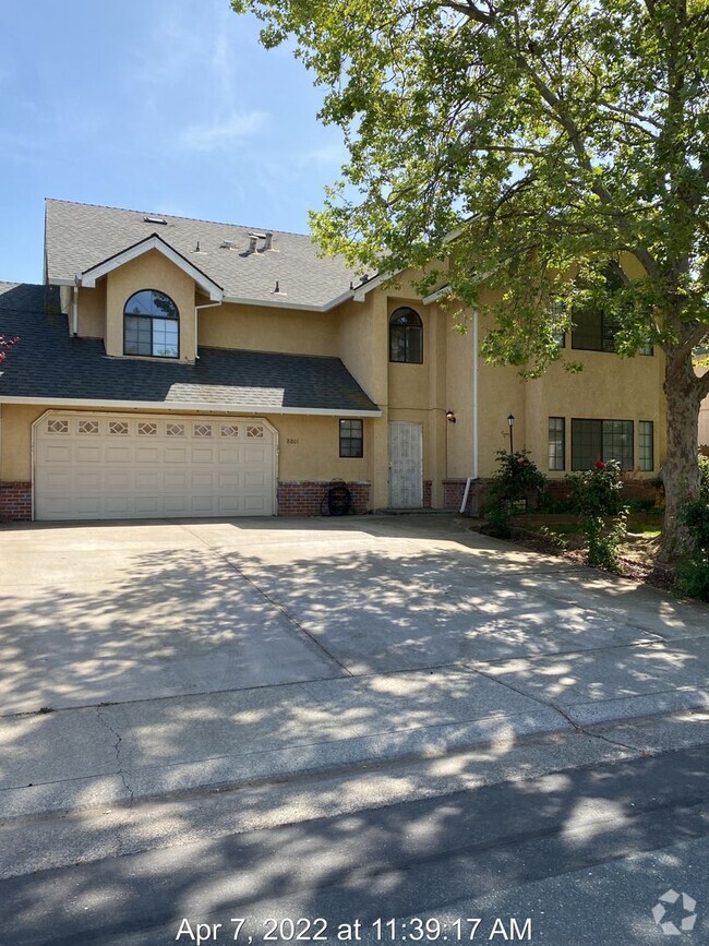 Building Photo - Large Corner Lot Rental
