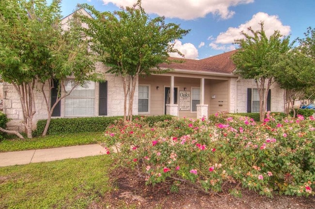 Building Photo - Brenham Oaks Rental
