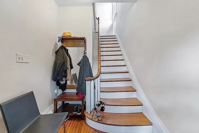Private Foyer - 7 Salem St Apartments Unit 7A