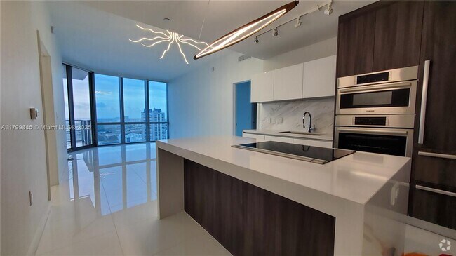 Building Photo - 851 NE 1st Ave Unit 2208 Rental