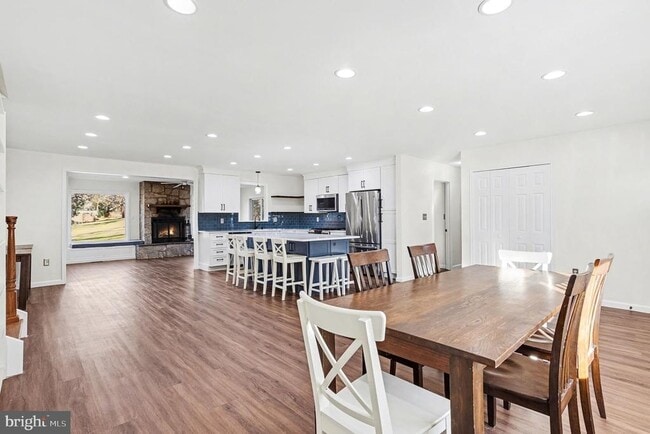 Photo - 906 Shelburne Rd