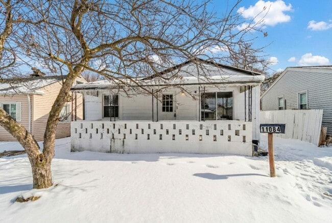 Building Photo - Newly Renovated Warren Gem: New Appliances, Hardwood & Cozy New Carpet!