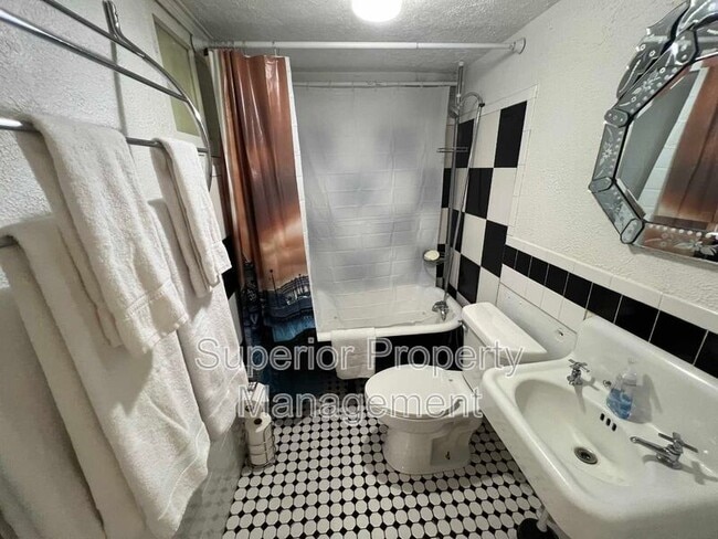 Photo - 104 W Pershing Blvd