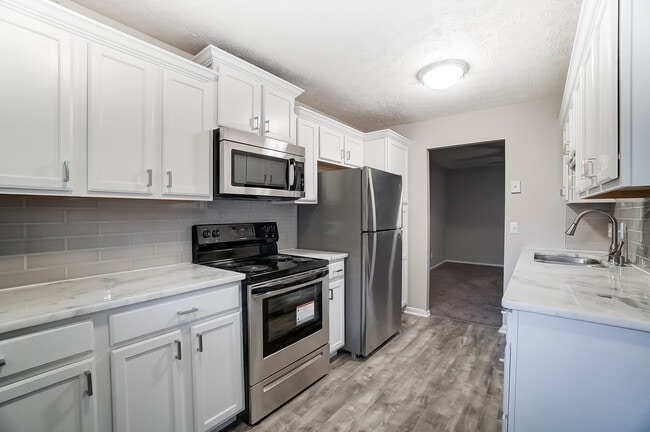 Brand New Kitchens - The Heritage at Wyoming Apartments