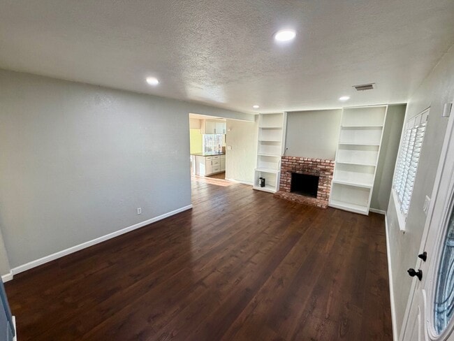 1304 Louis Dr