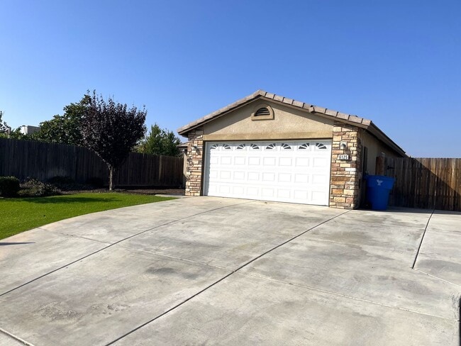 Building Photo - 4BD/2BA Home - Available Now! Call for App...