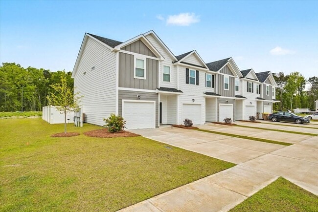 Photo - Like New 3 Bed, 2.5 Bath End Unit Townhome in Richmond Hill