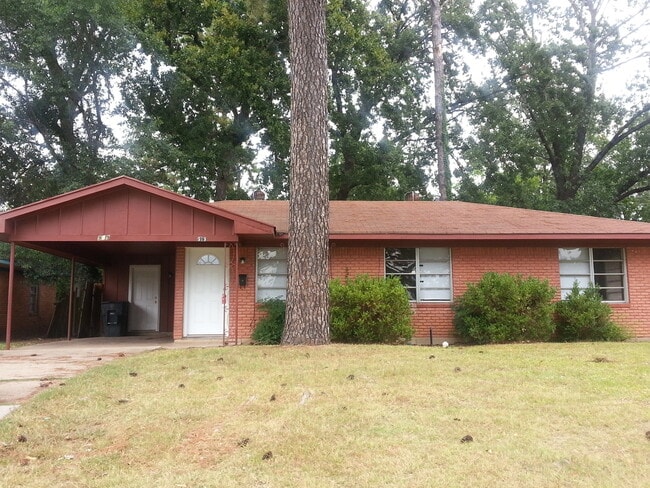 Building Photo - 919 Pine Tree Dr