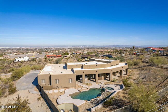2715 W Cheyenne Dr