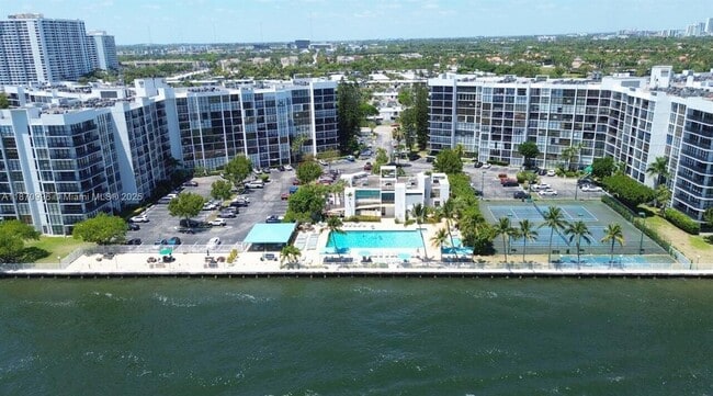 Photo - 1000 Parkview Dr Unidad 825