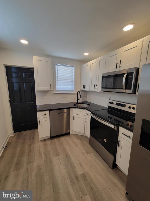 Building Photo - 2410 S Sheridan St Rental